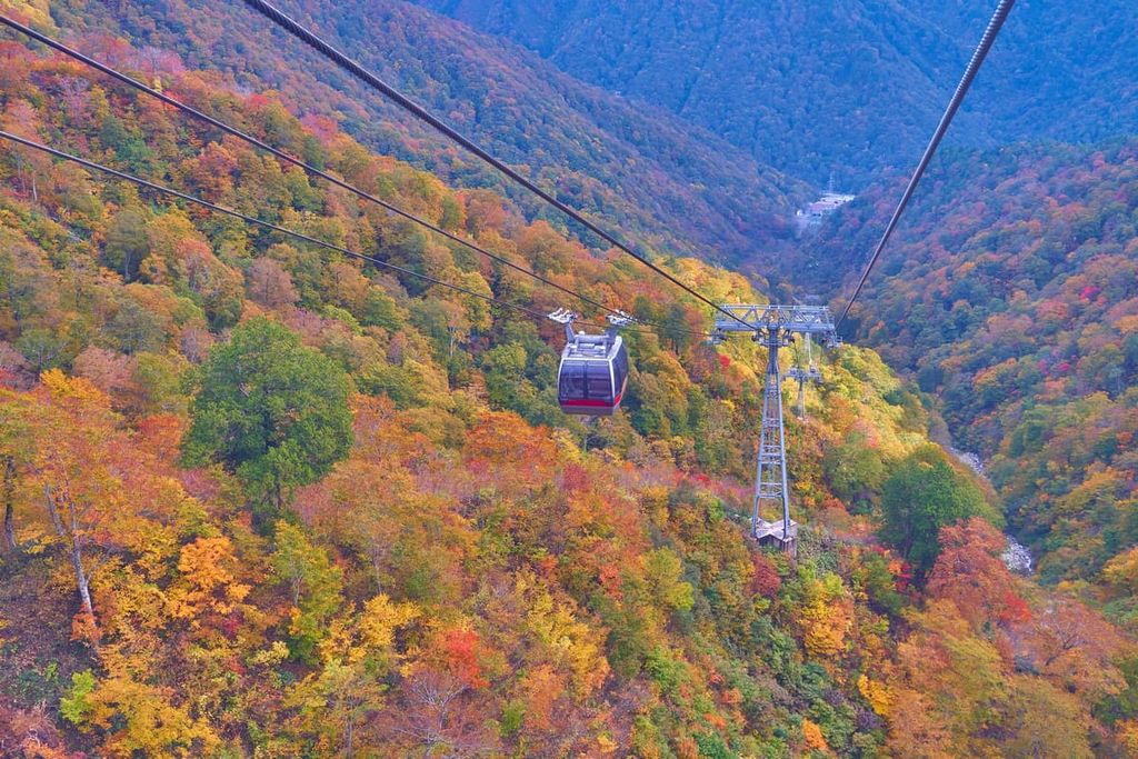 Autumn leaves and ropeway at Mt.Tanigawadake, Gunma Prefecture, Japan