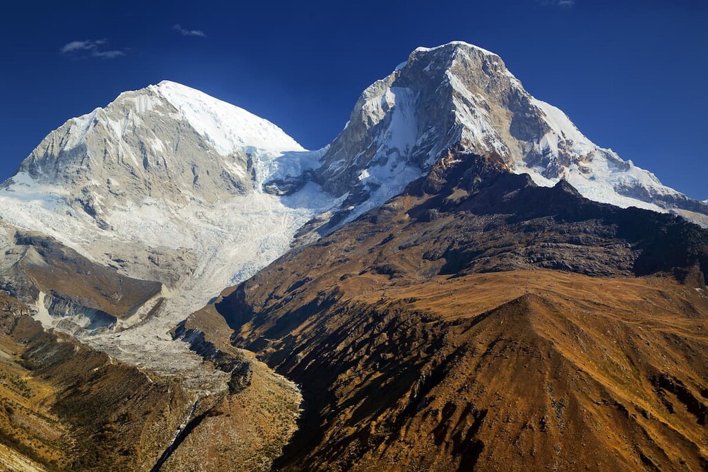 Huascaran Norte (6655m) and Huascaran Sur (6768 m) peaks in Cordileira Blanca, Peru