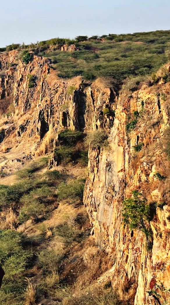 Sheer cliffs of the Aravalli Hills highlight the region’s geology. Geography