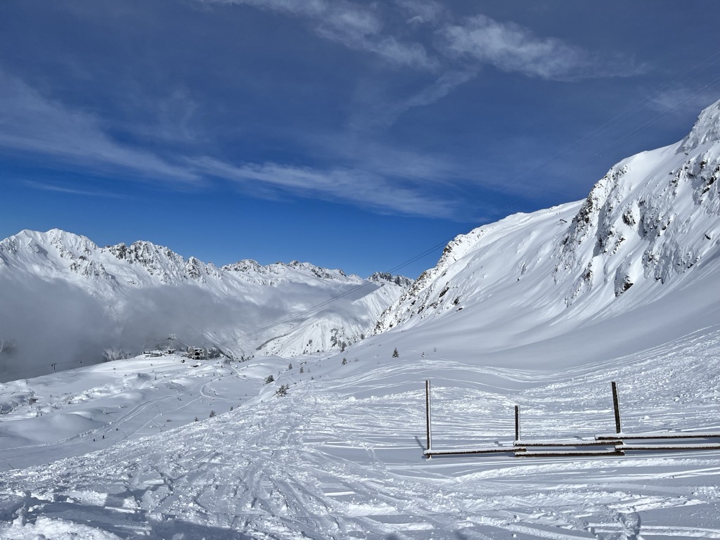 The Alpette mid-station (2,050 m / 6,725 ft) above Vaujany. Photo: Sergei Poljak. Alpe d Huez Ski Resort