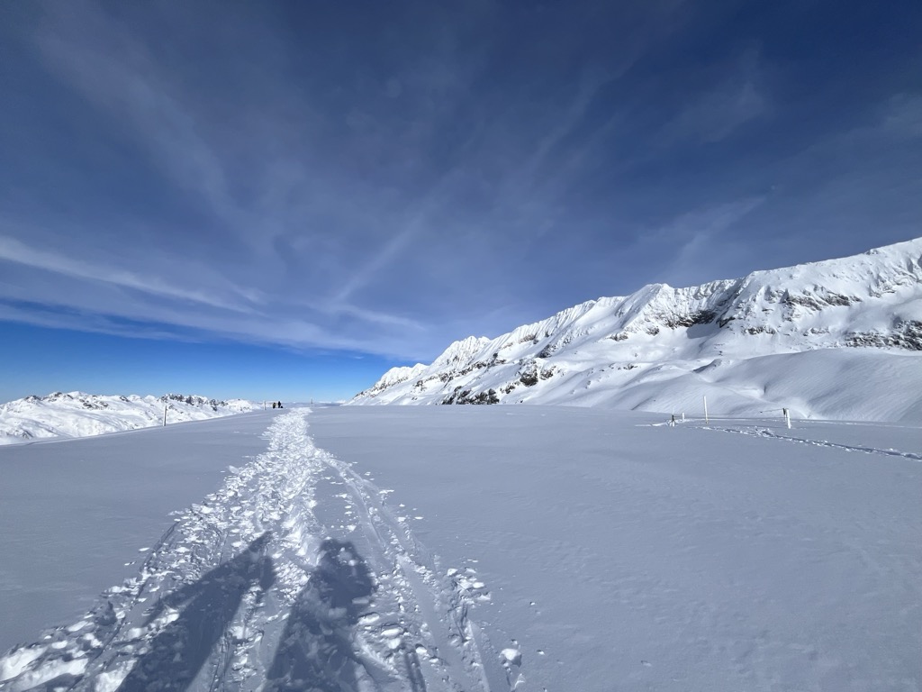 Traversing out to the Alpette-Rousses off-piste. The Pyramid is clearly visible on the left. Photo: Sergei Poljak. Alpe d Huez Ski Resort