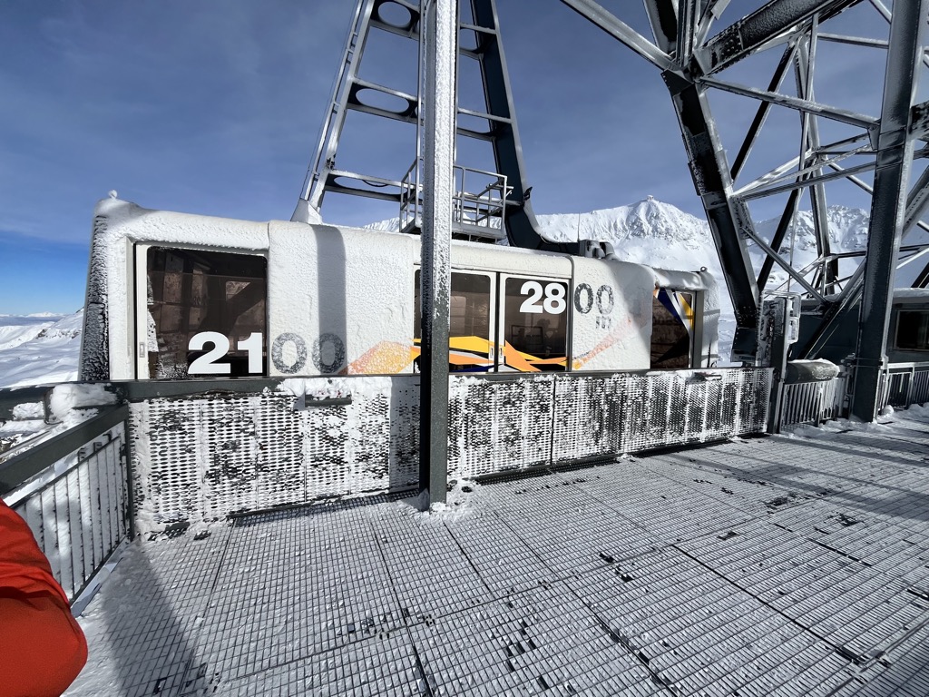 The Alpette-Rousses cable car. Photo: Sergei Poljak. Alpe d Huez Ski Resort