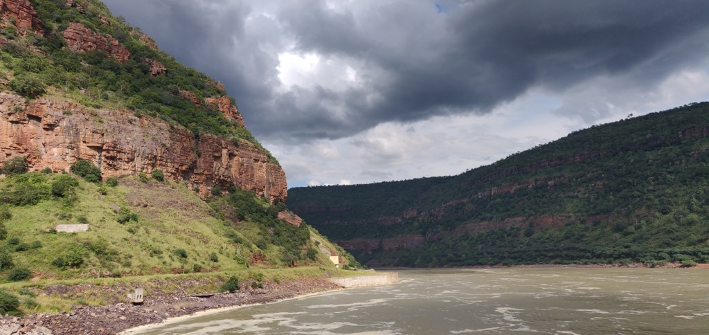 Srisailam Dam and the Krishna River, which separates the states of Telangana and Andhra Pradesh. Andhra Pradesh Mountains