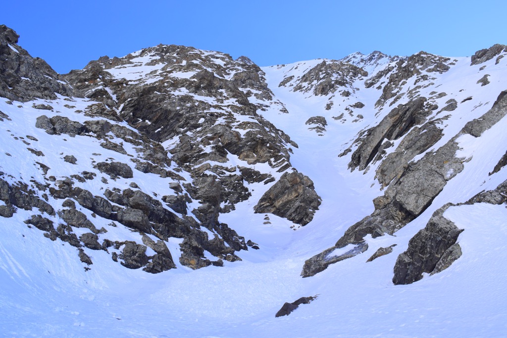 Couloir Trois Évêchés seen from the approach to the refuge. Photo: Sergei Poljak. Refuge du Goleon 
