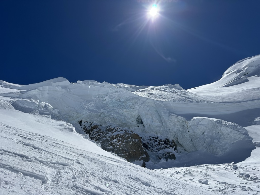 Seracs over the descent route. Photo: Denis Bulichenko. Mont Blanc in a Day
