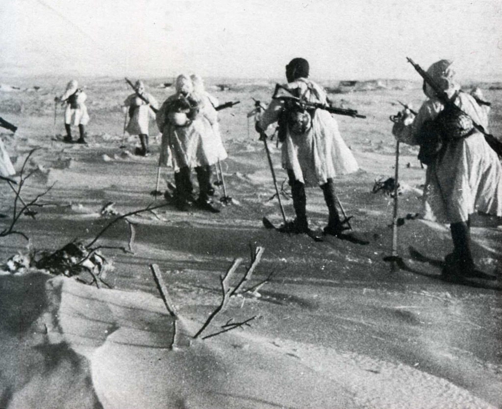 日本の兵士がスキーをする姿