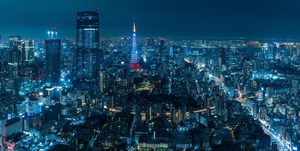 東京は過去、現在、未来が融合する場所であり、大きな国際空港がある