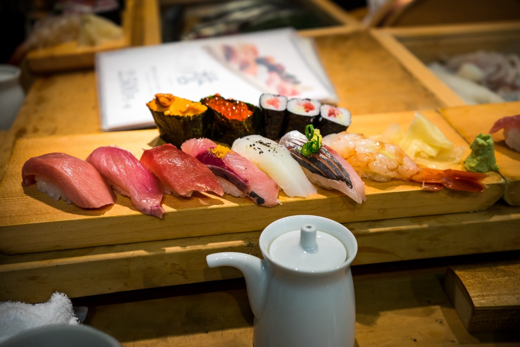 日本のレストランの中でも特に寿司屋はリーズナブルな価格だ