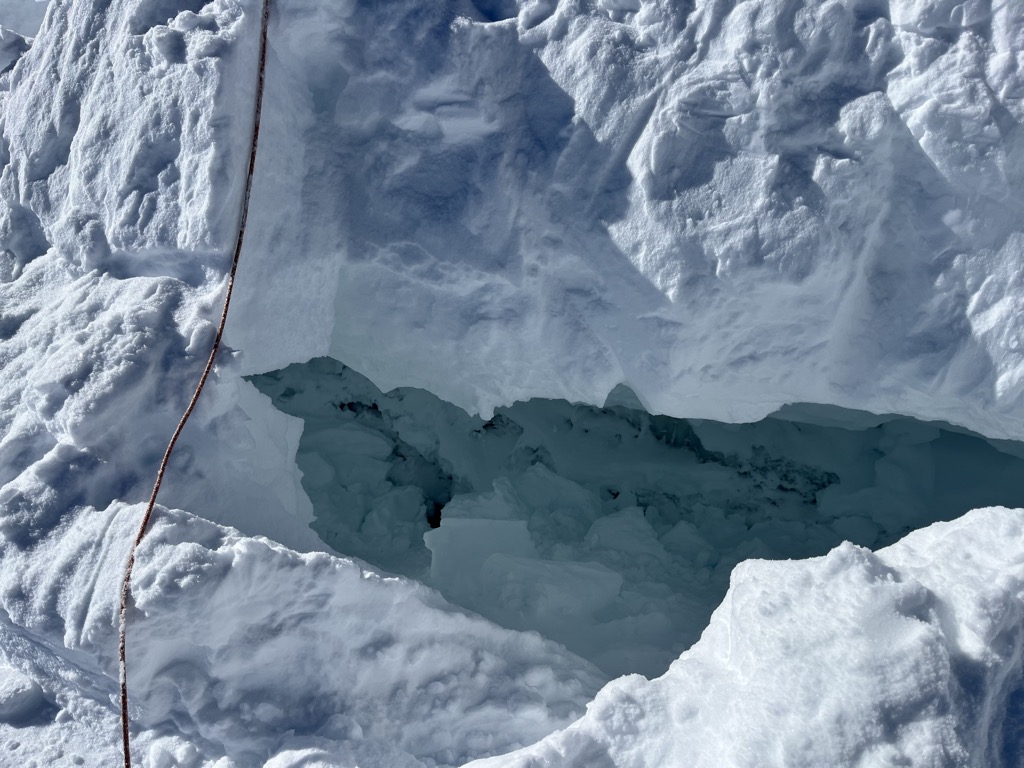 The ‘schrund. Photo: Sergei Poljak. Journal des Ecrins Ski