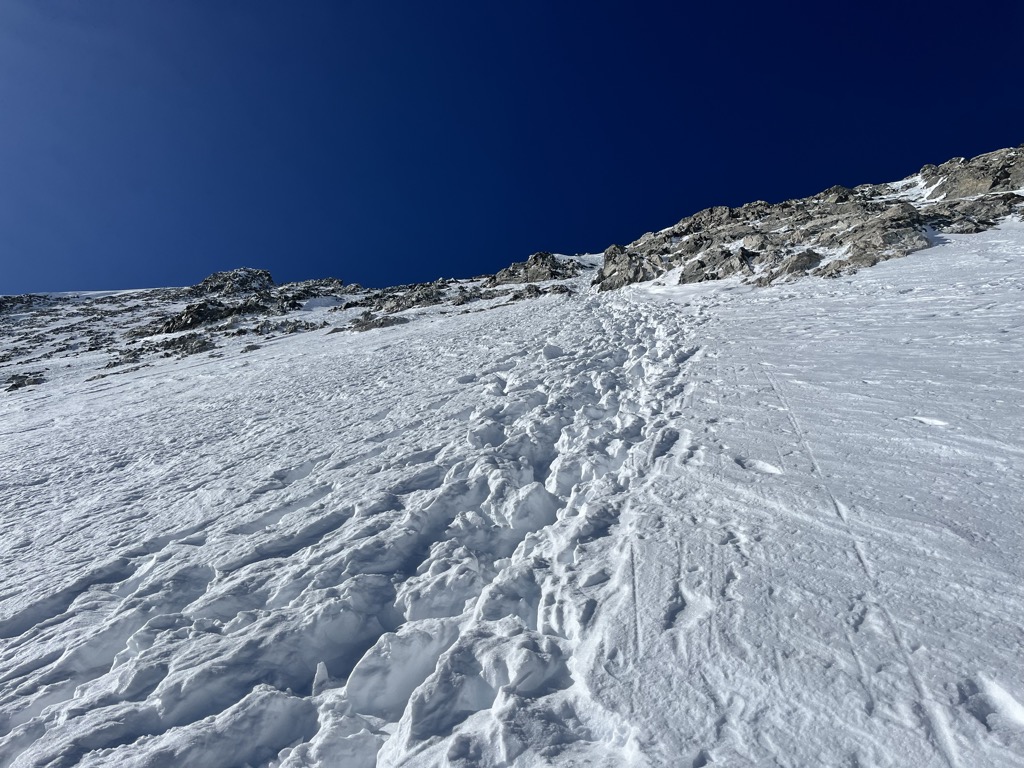 Climbing up to the arête. Photo: Sergei Poljak. Journal des Ecrins Ski