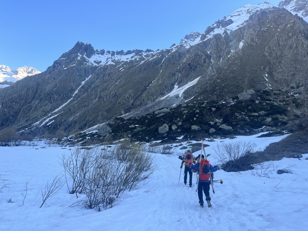 Setting off from the valley. Photo: Sergei Poljak. Journal des Ecrins Ski