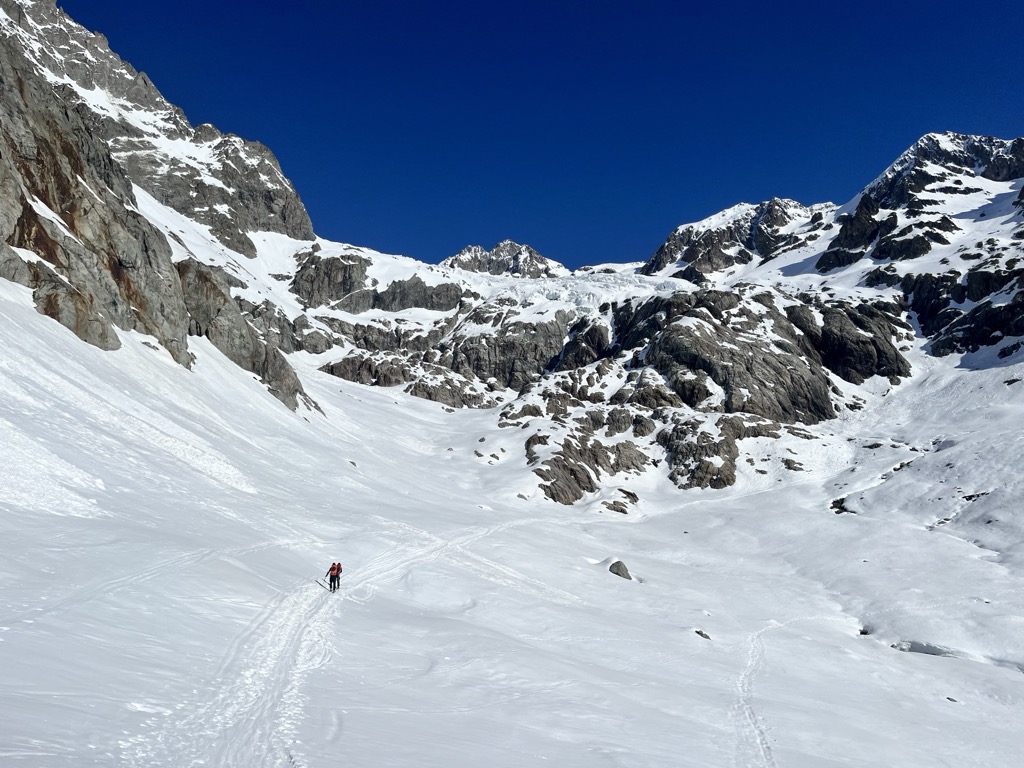 Reaching the canyon of the Glacier Blanc. A short time ago, the glacier cascaded over the rocks and terminated in this area. Photo: Sergei Poljak. Journal des Ecrins Ski