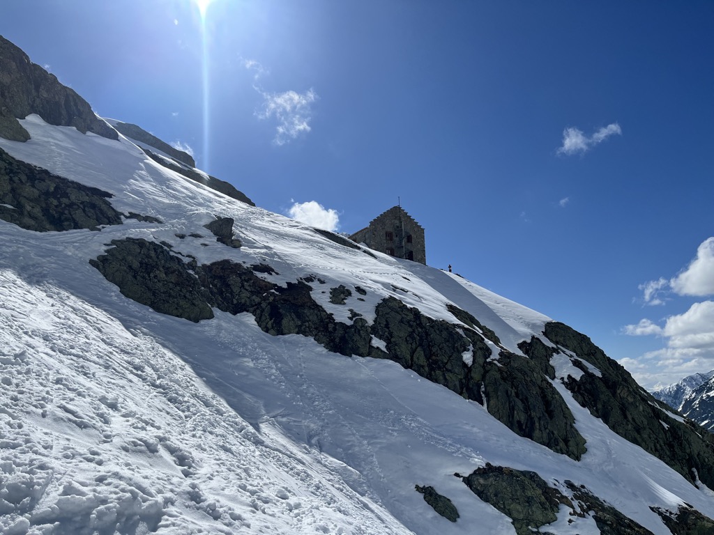 Refuge du Glacier Blanc. Photo: Sergei Poljak. Journal des Ecrins Ski