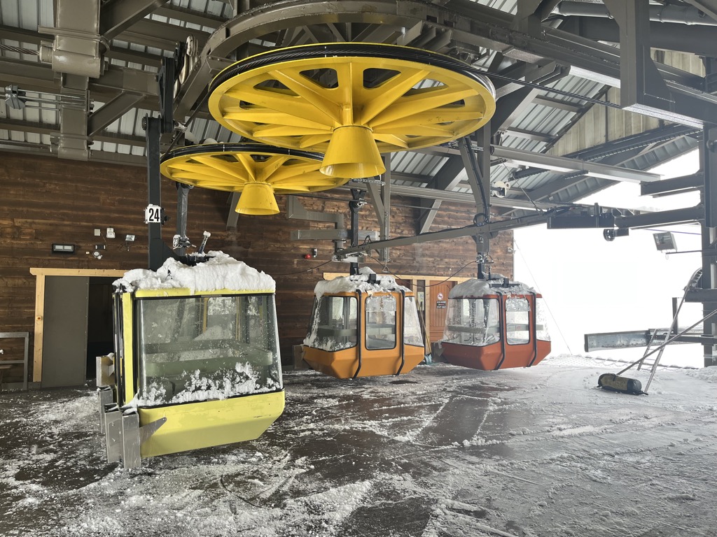 The top station with the old cabins, which were replaced in Fall 2023. Photo: Sergei Poljak