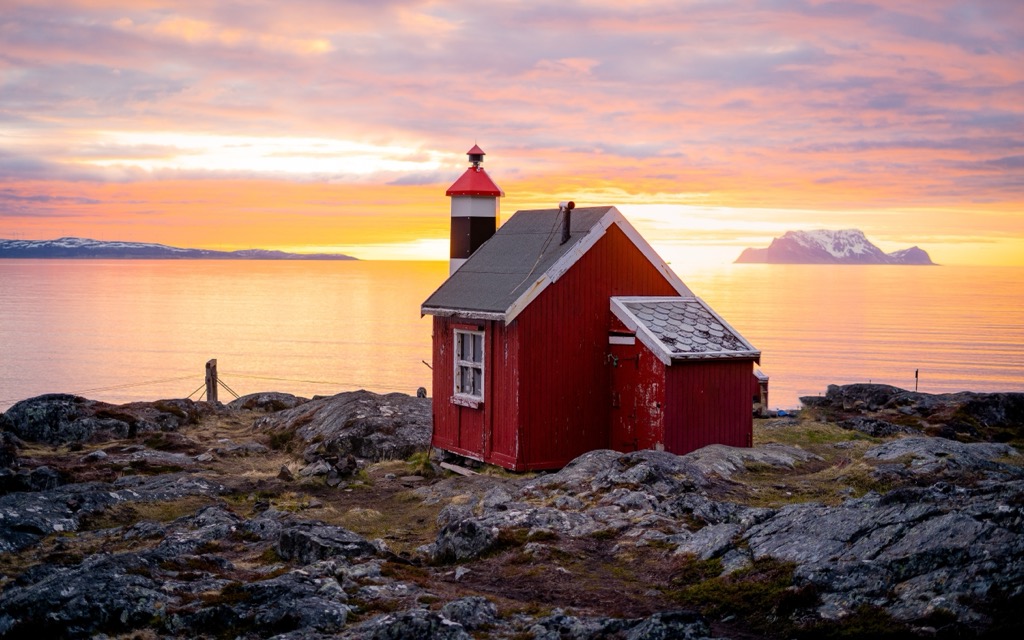 The adorable Lyngstuva refuge. Lyngen Alps