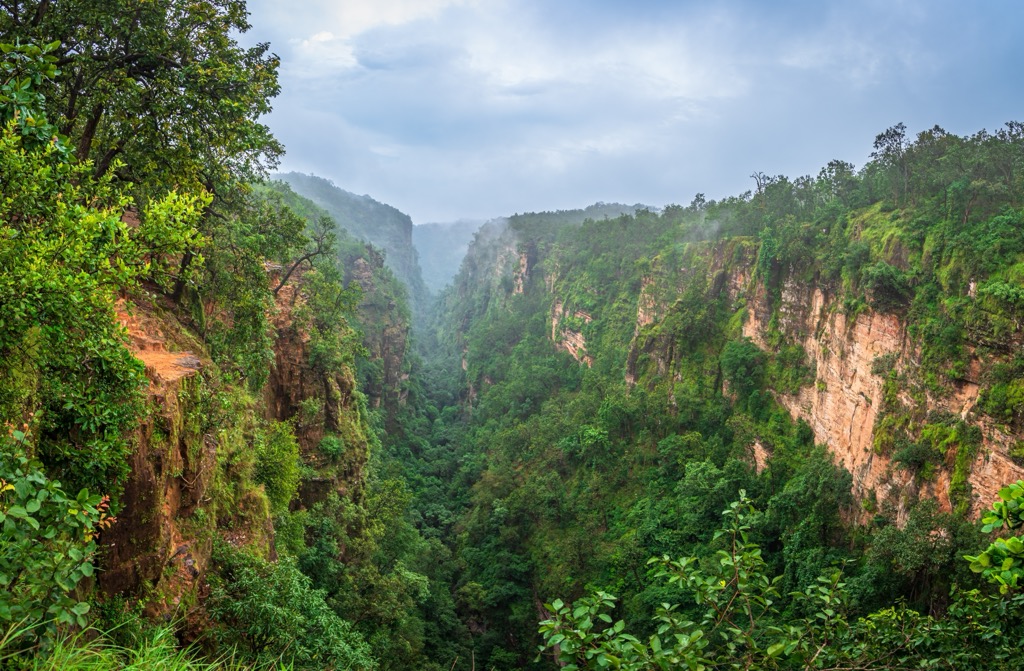 Handi Khoh is a deep gorge in Madhya Pradesh, India. Madhya Pradesh Mountains