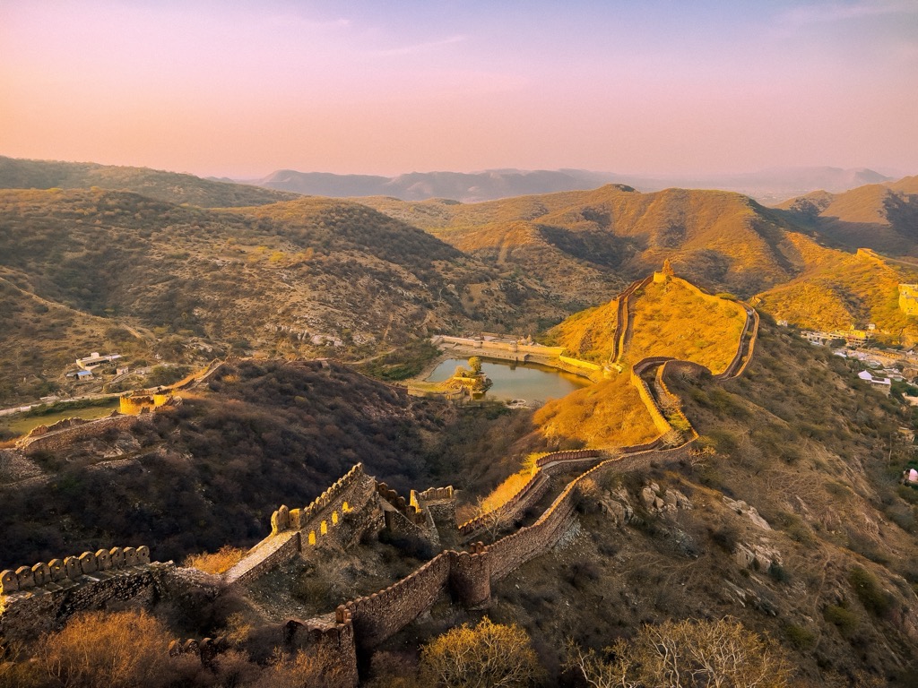 The mighty walls surrounding Kumbhalgarh Fort. Geography