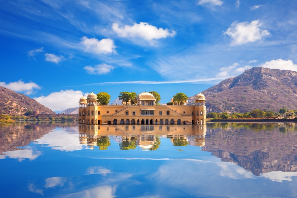 An awe-inspiring water palace, Jal Mahal in Jaipur. Geography