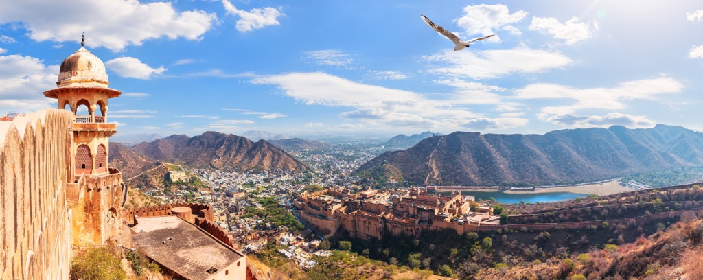 A grand view of the Amber Fort, Maotha Lake, and the Aravalli Hills in the distance. Geography