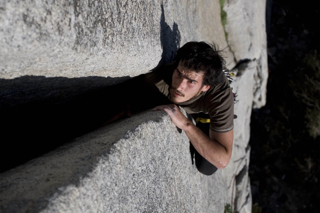 Wspinaczka typu off-width w Yosemite. Nie ma nic początkującego w off-width; to jeden z najbardziej brutalnych rodzajów wspinaczki. Wspinaczka skałkowa