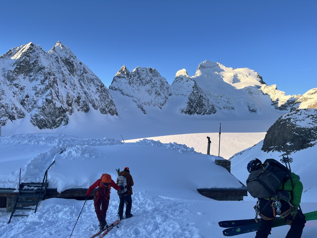 Racing to get our skis on. Photo: Sergei Poljak. Journal des Ecrins Neige Cordier