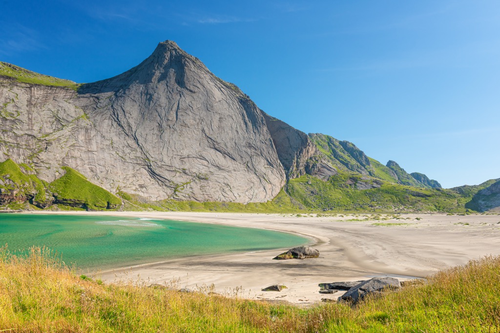 Bunes beach, with the granite walls of Helvetestinden behind